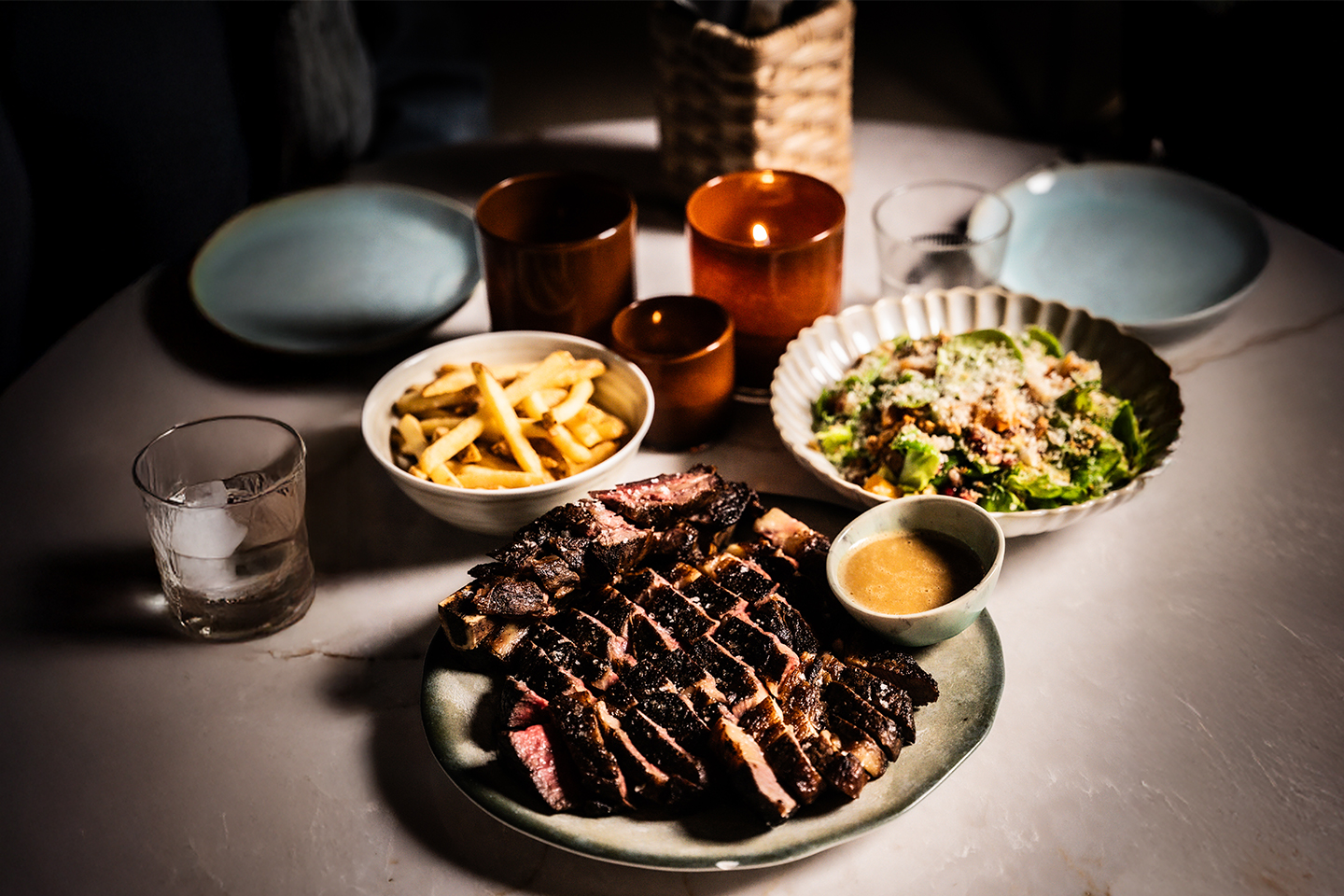 Tomahawk for 2–4 personer på Boho House! 1 kg kjøttfest med tilbehør fra kun 338,- pr. pers!