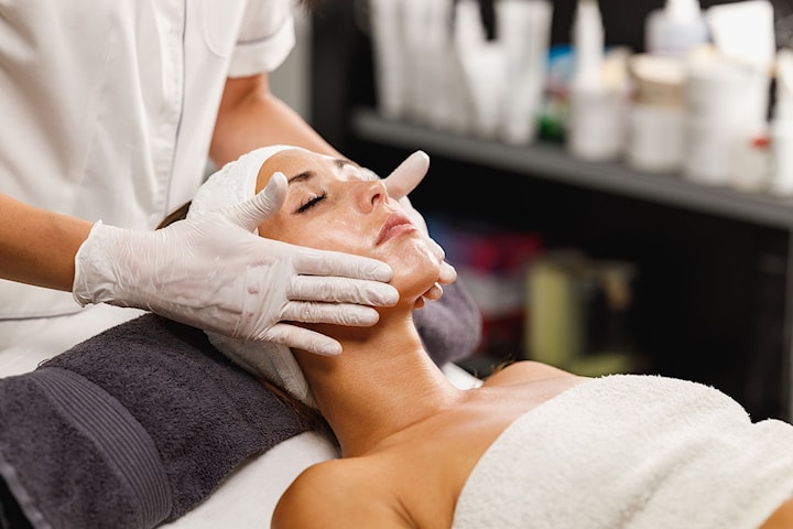 Ansiktsbehandling med eller utan kemisk peeling hos Wayber Beauty Clinic