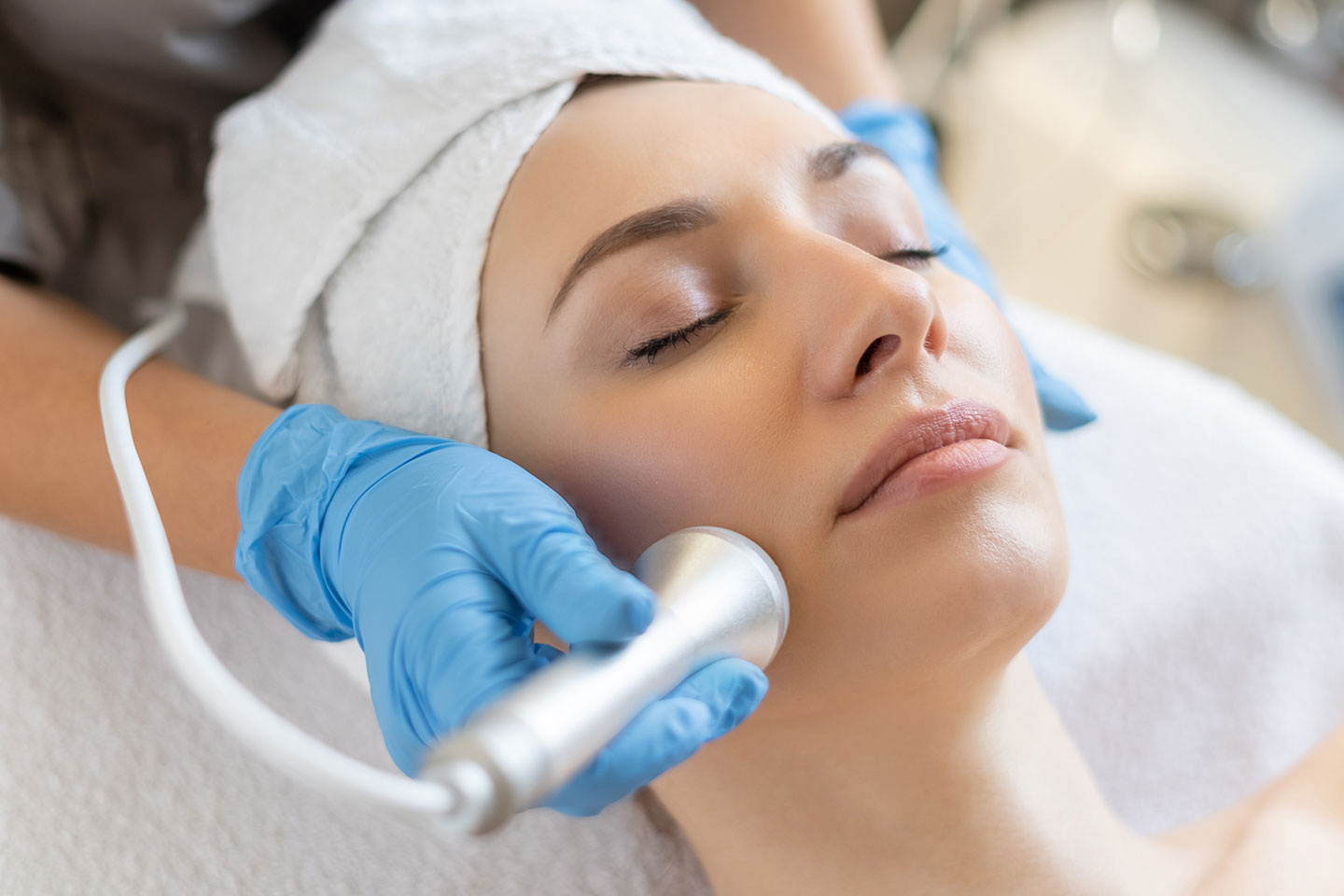 Hudföryngrande ansiktsbehandling RF Vakuum 30 min på Östermalm