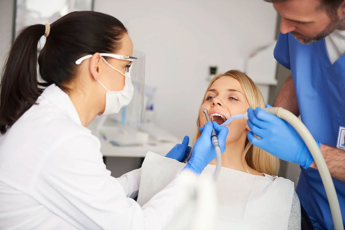 Tandundersökning inkl. Airflow hos Dubai Dental Clinic
