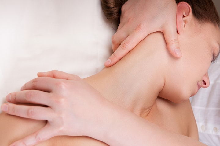 Idrotts- eller bindvävsmassage hos specialiserad massageterapeut