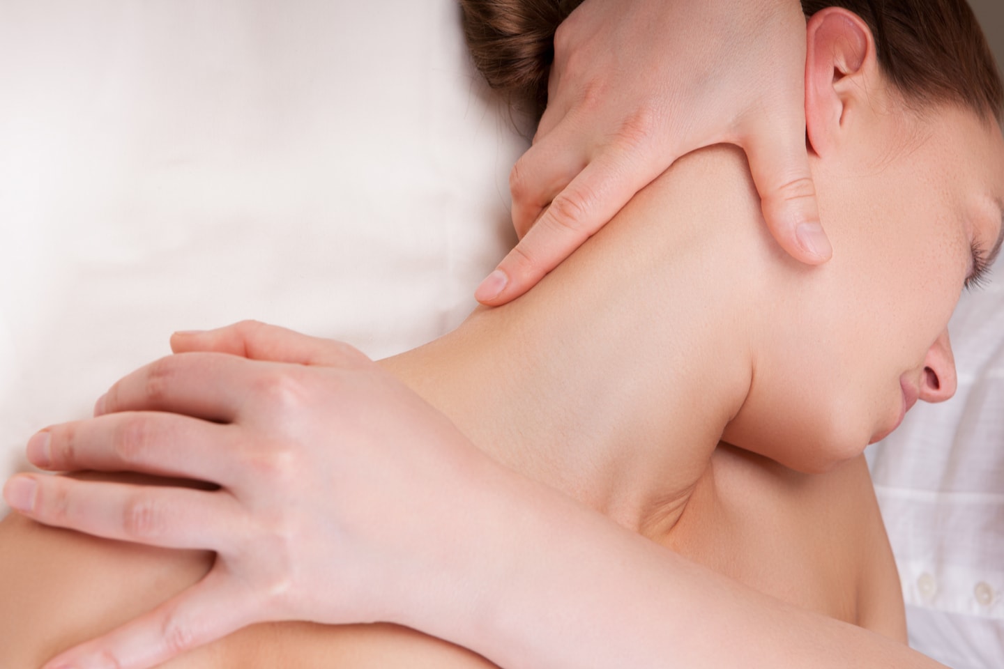 Idrotts- eller bindvävsmassage hos specialiserad massageterapeut (1 av 2)