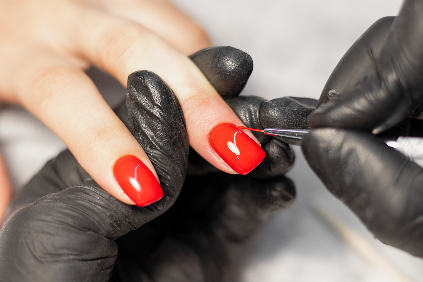 Nagelförstärkning med färg hos Beautynailsbywalaa i Malmö