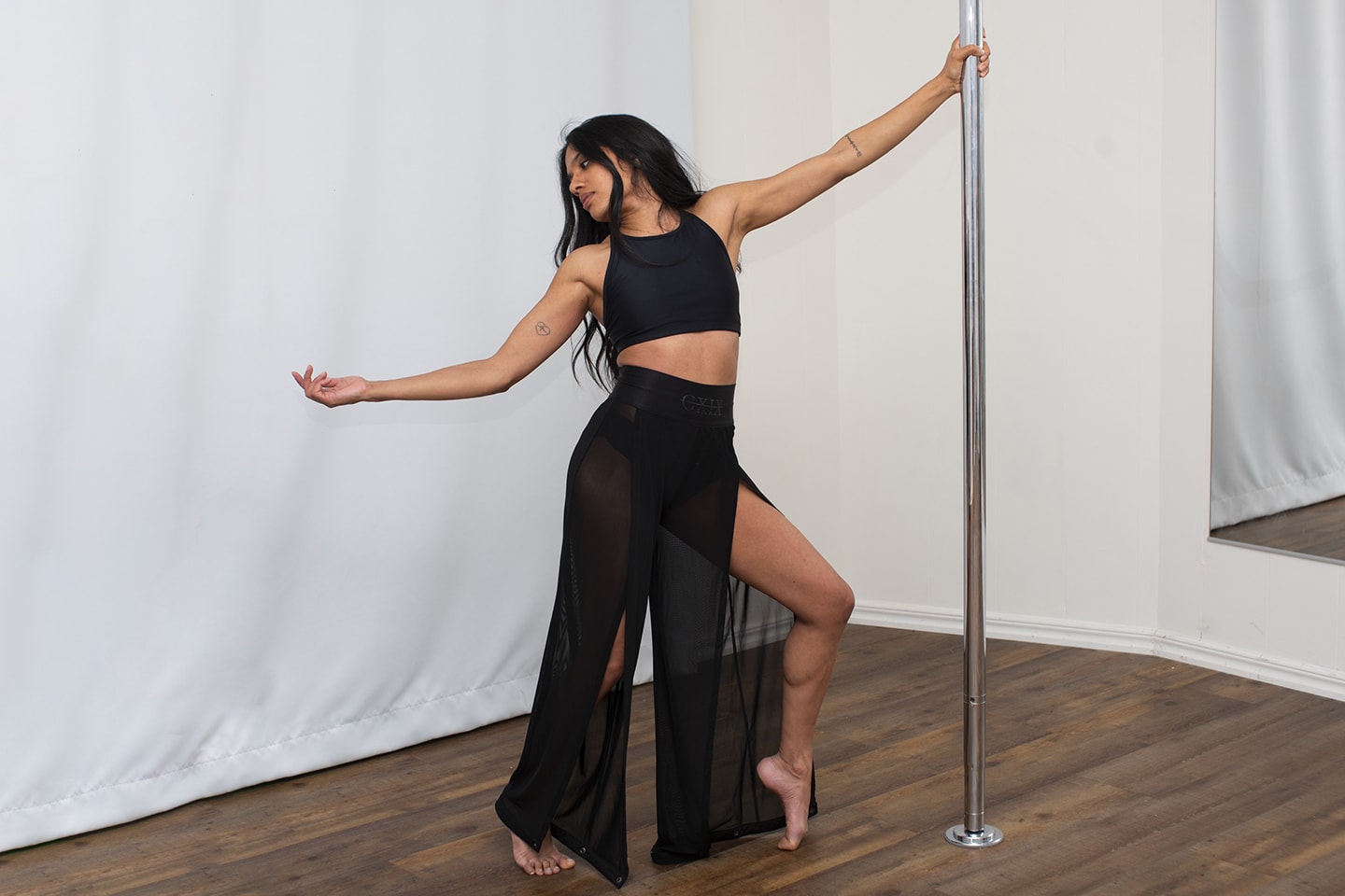 Pole Dance träning 1 eller 4 tillfällen hos Ariel Pole Studio (2 av 6)