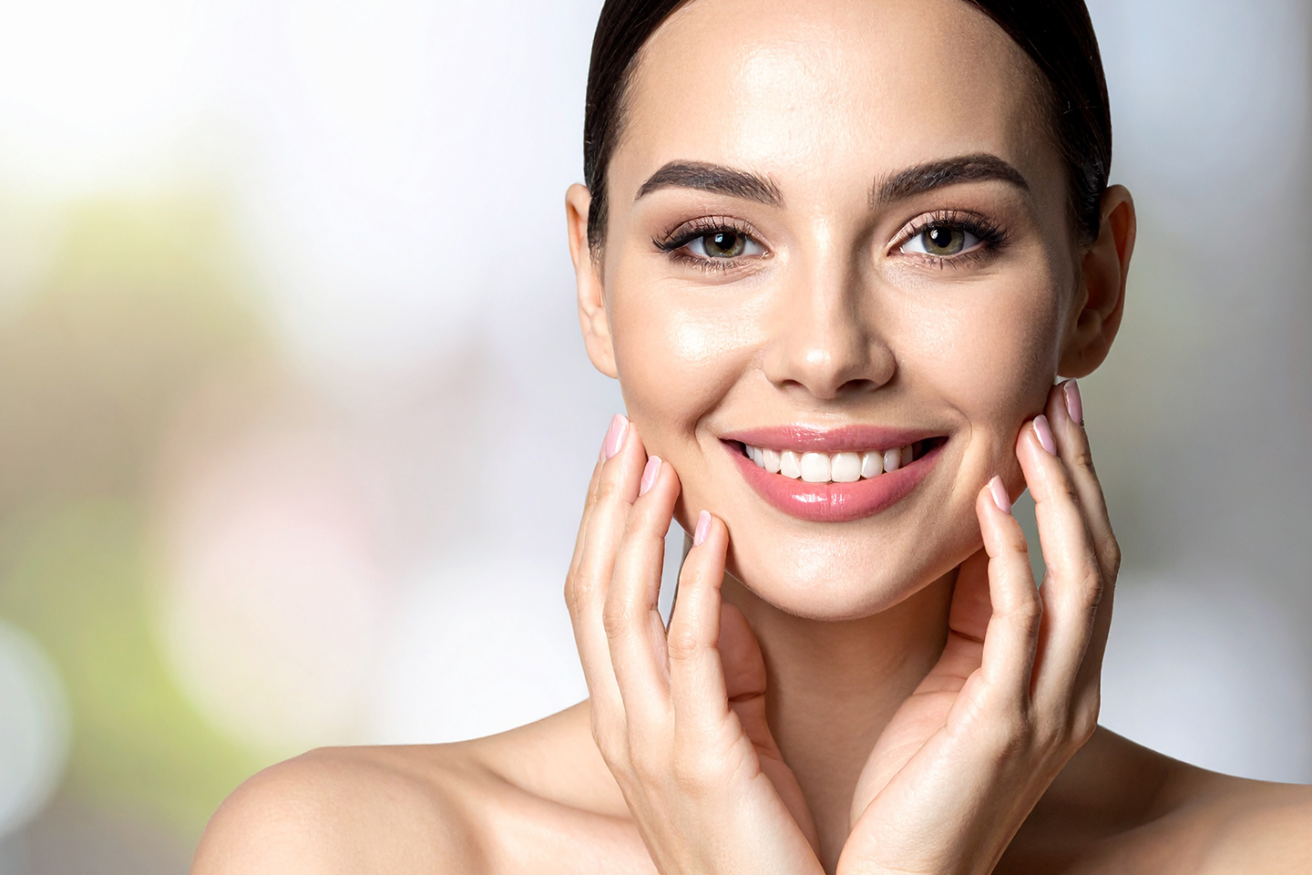 Velg mellom Carbon peeling eller Microneedling hos Magic Touch Beauty på Alexander Kiellands plass